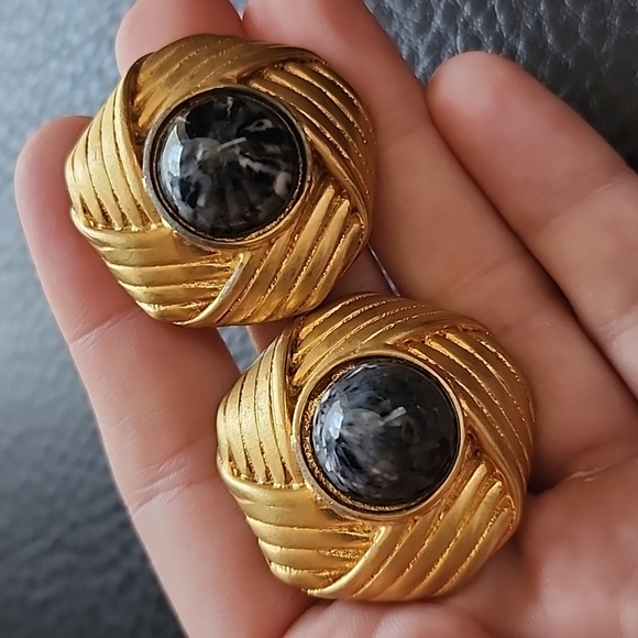 VTG clip on earrings - Picture 2 of 8